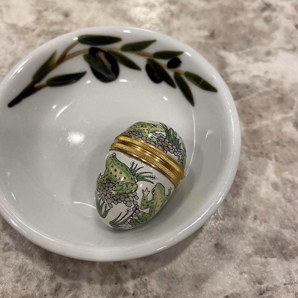 Little frog egg. Opens up. Reduced to 50% for this weekend